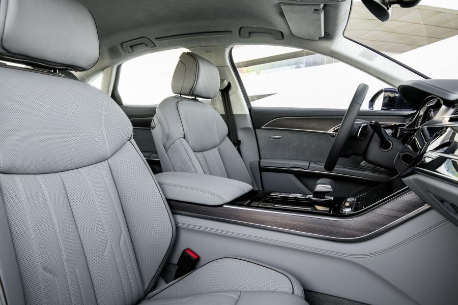 Интерьер Audi A8 55 TFSI Quattro (D5) 2017 года  (WW) (фото 21 из 40)
